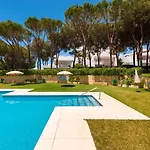 Lovely Townhouse, Swimming Pool